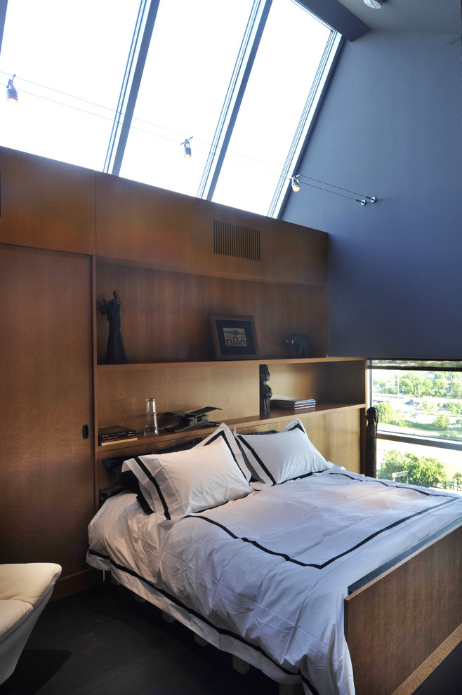Свежая идея для дизайна: спальня в современном стиле с синими стенами и акцентной стеной без камина - отличное фото интерьера