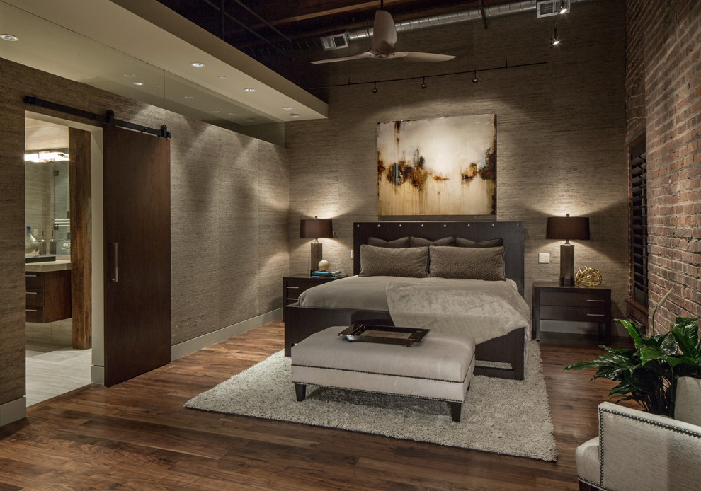 Diseño de dormitorio contemporáneo con suelo de madera en tonos medios y paredes grises