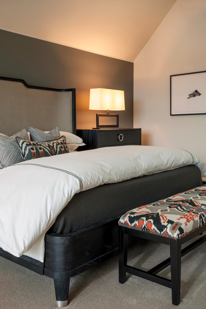 Imagen de dormitorio clásico renovado con paredes grises y moqueta