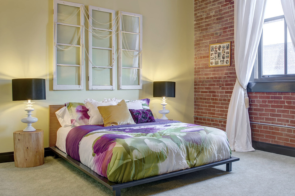Идея дизайна: спальня в современном стиле с желтыми стенами и ковровым покрытием