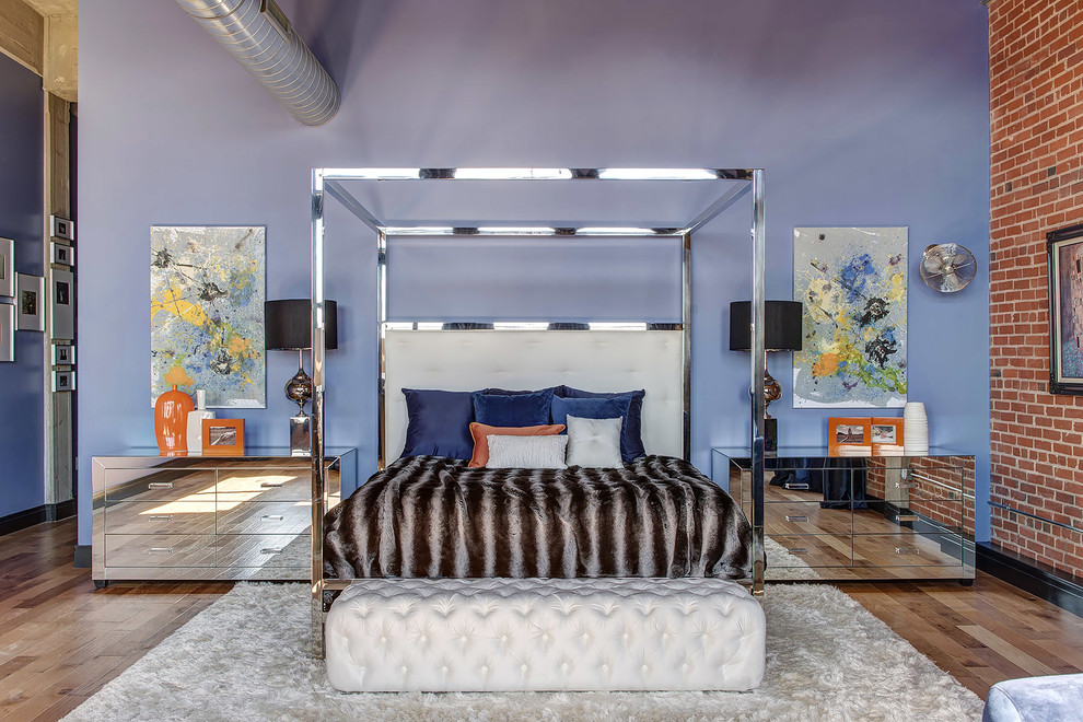 На фото: спальня в современном стиле с фиолетовыми стенами и паркетным полом среднего тона без камина с