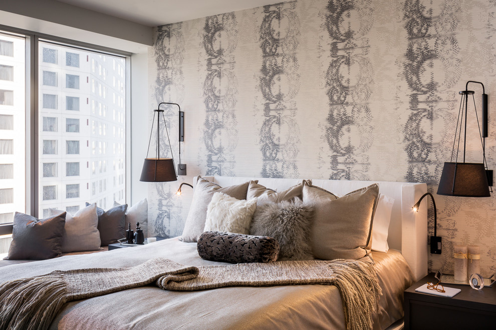 Пример оригинального дизайна: хозяйская спальня среднего размера в современном стиле с серыми стенами