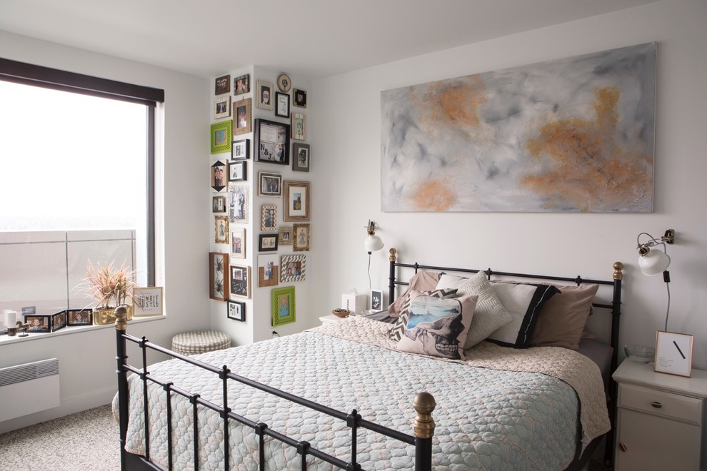 На фото: хозяйская спальня среднего размера в стиле фьюжн с белыми стенами, ковровым покрытием и разноцветным полом без камина