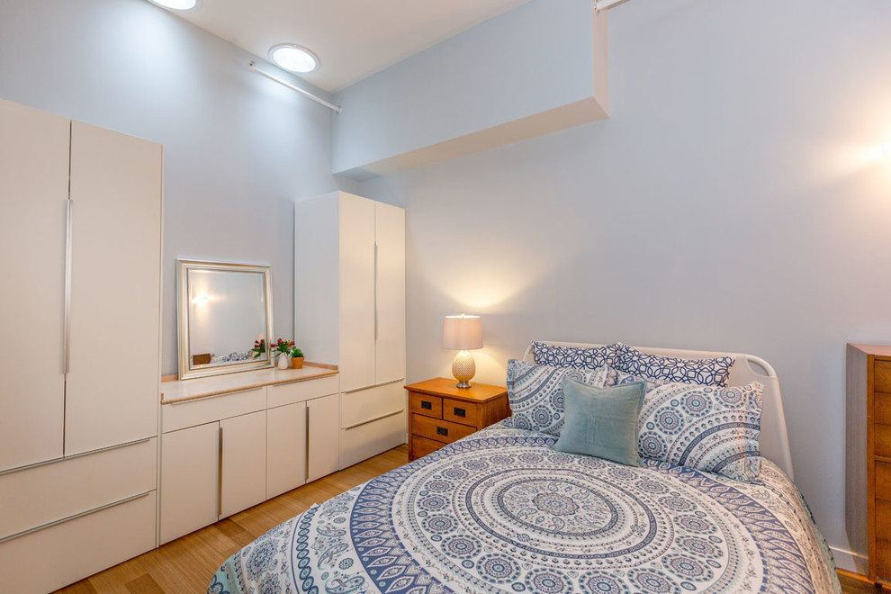 Идея дизайна: хозяйская спальня среднего размера в современном стиле с белыми стенами, светлым паркетным полом и коричневым полом без камина