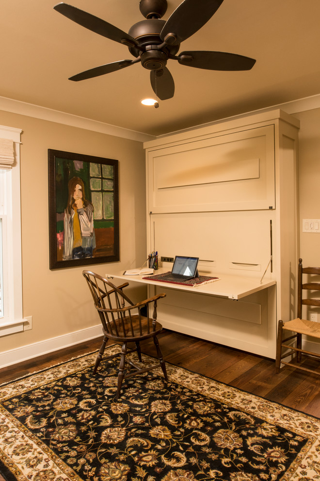 Idéer för ett litet klassiskt arbetsrum, med beige väggar, mellanmörkt trägolv och brunt golv