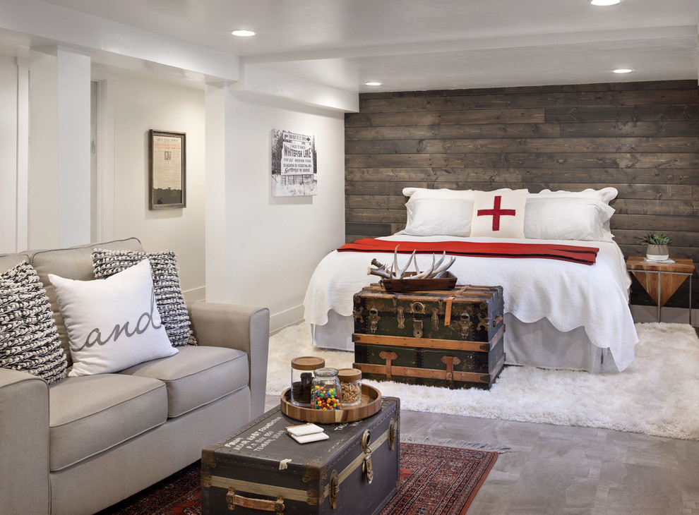 На фото: гостевая спальня (комната для гостей) в стиле кантри с белыми стенами, темным паркетным полом, двусторонним камином и фасадом камина из плитки с