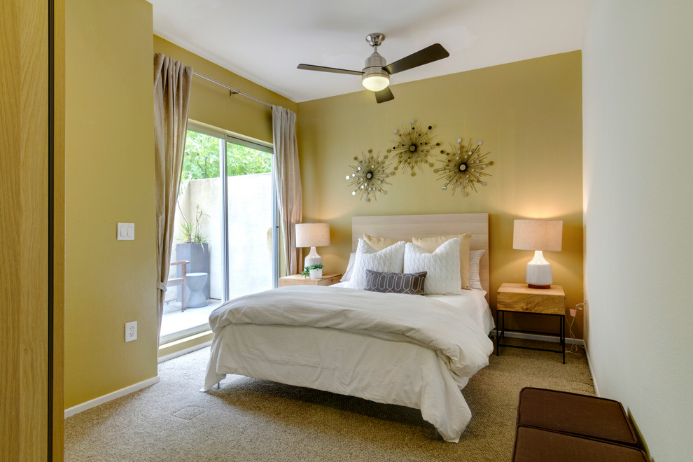 Imagen de dormitorio contemporáneo con paredes amarillas