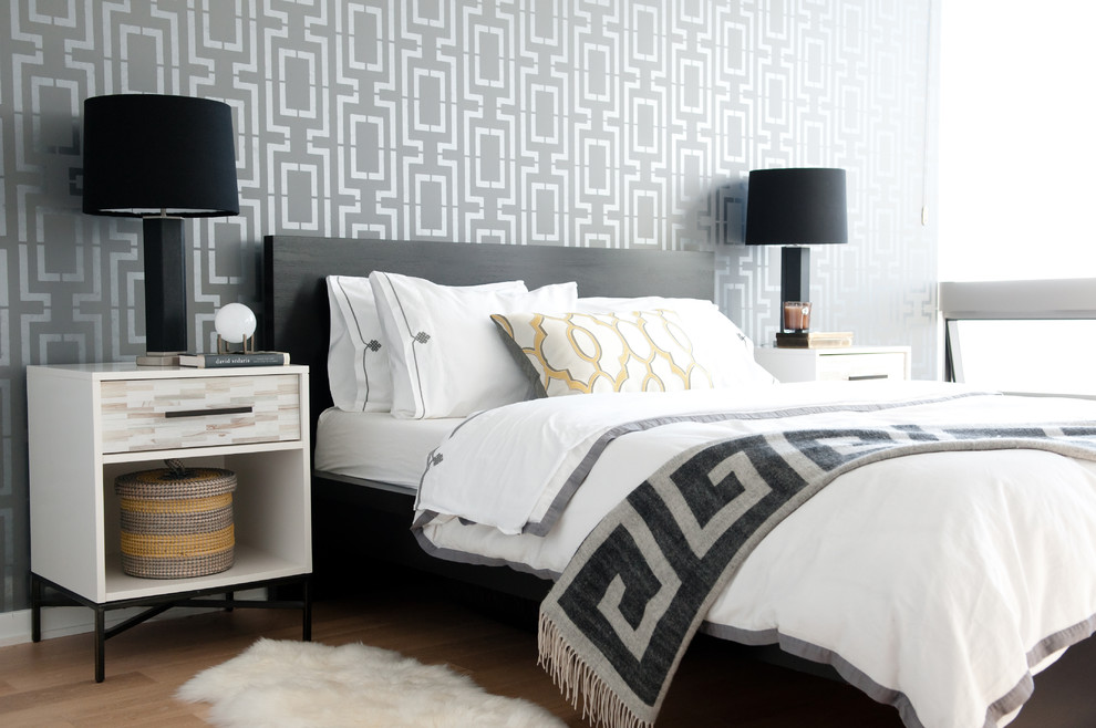 Источник вдохновения для домашнего уюта: хозяйская спальня среднего размера в стиле модернизм с серыми стенами и светлым паркетным полом без камина