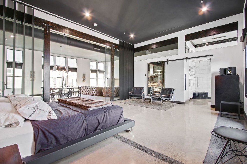Großes Industrial Hauptschlafzimmer mit weißer Wandfarbe, Betonboden und grauem Boden in Orange County