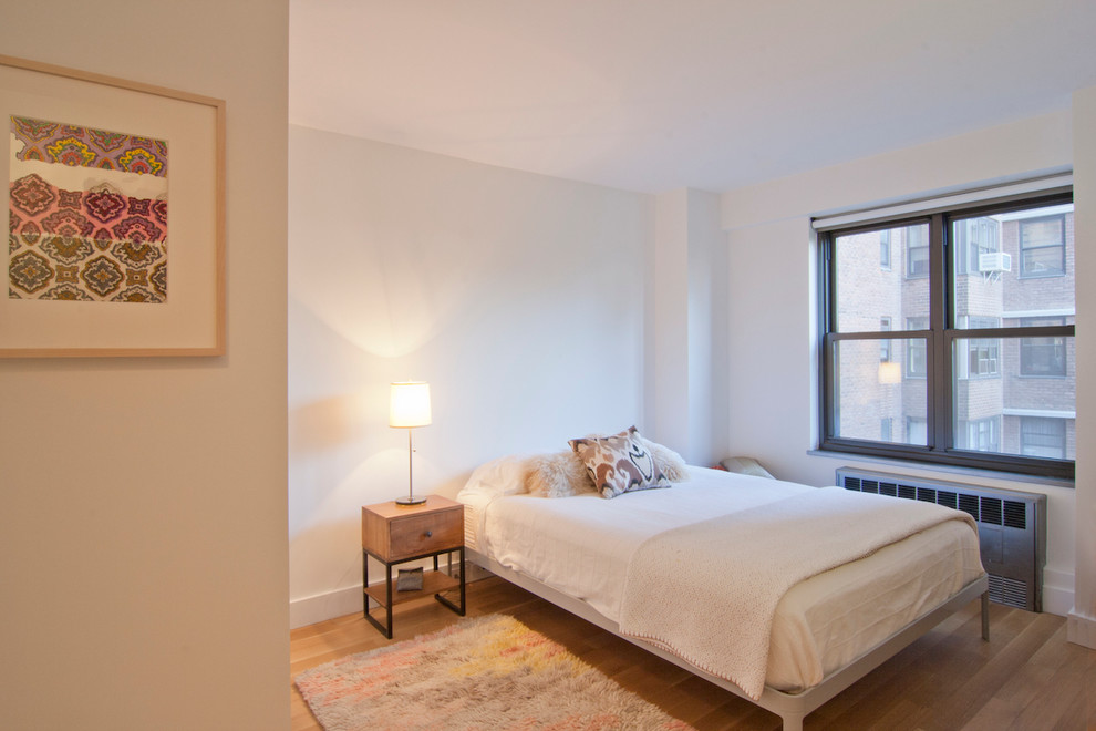 Foto de habitación de invitados retro pequeña sin chimenea con paredes blancas, suelo de madera clara y suelo beige