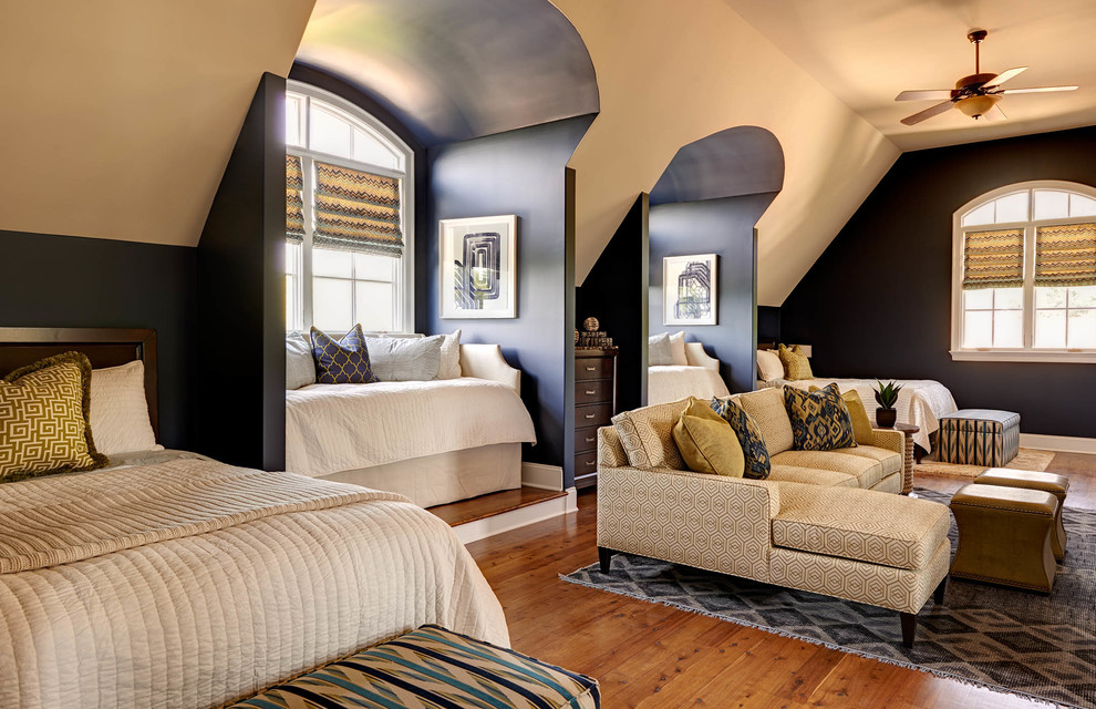 Diseño de habitación de invitados clásica renovada sin chimenea con paredes azules y suelo de madera en tonos medios