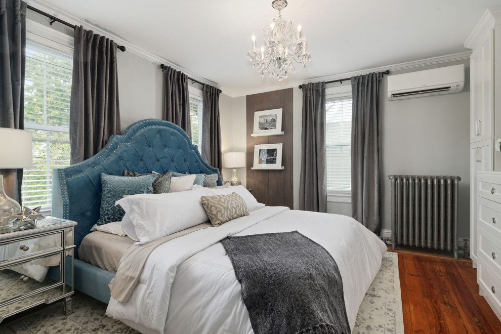 Kleines Klassisches Schlafzimmer mit grauer Wandfarbe, braunem Holzboden und braunem Boden in Philadelphia