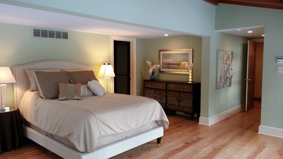 Imagen de dormitorio principal clásico renovado de tamaño medio sin chimenea con paredes verdes y suelo de madera clara