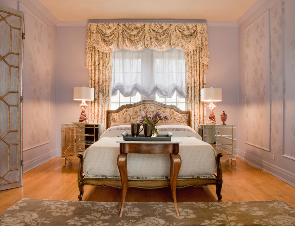 Идея дизайна: хозяйская спальня в классическом стиле с фиолетовыми стенами, паркетным полом среднего тона, коричневым полом и панелями на части стены без камина