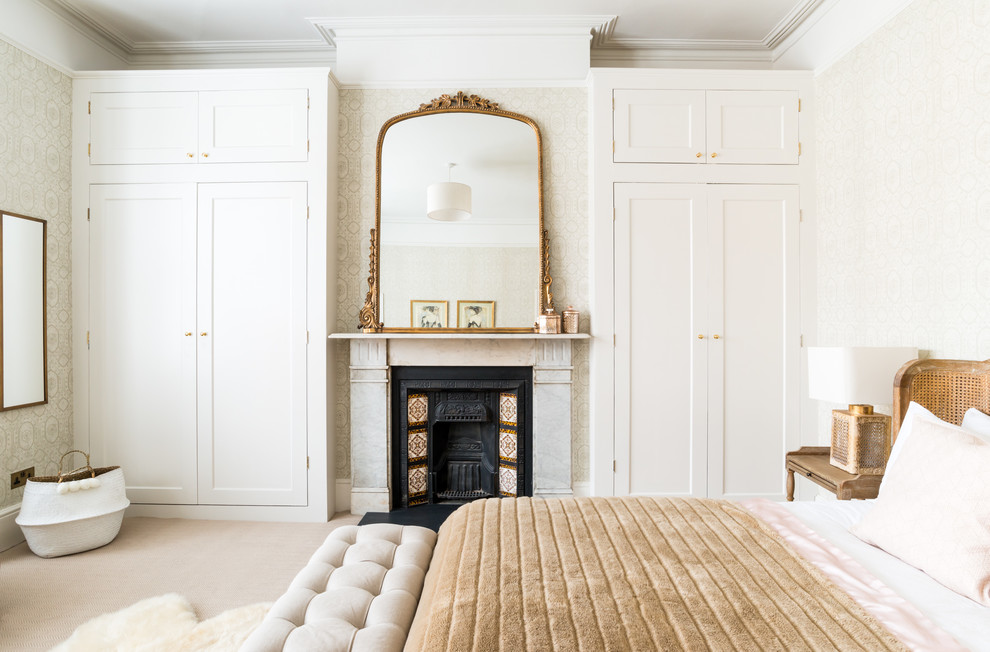Inspiration pour une grande chambre traditionnelle avec un mur beige, une cheminée standard, un manteau de cheminée en pierre et un sol beige.
