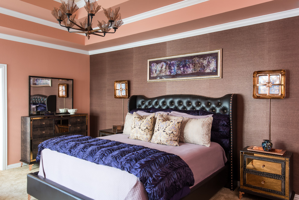 На фото: большая хозяйская спальня в стиле неоклассика (современная классика) с розовыми стенами и ковровым покрытием без камина