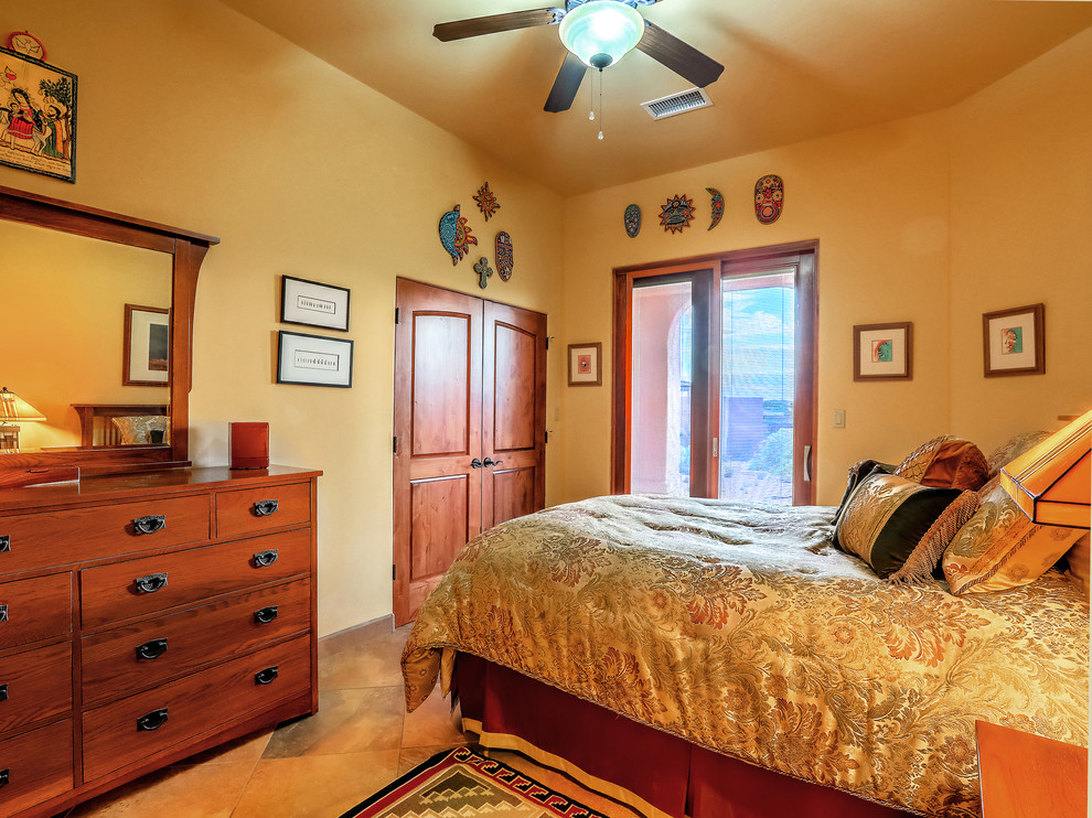 Пример оригинального дизайна: гостевая спальня среднего размера, (комната для гостей) в стиле фьюжн с желтыми стенами, полом из сланца и разноцветным полом