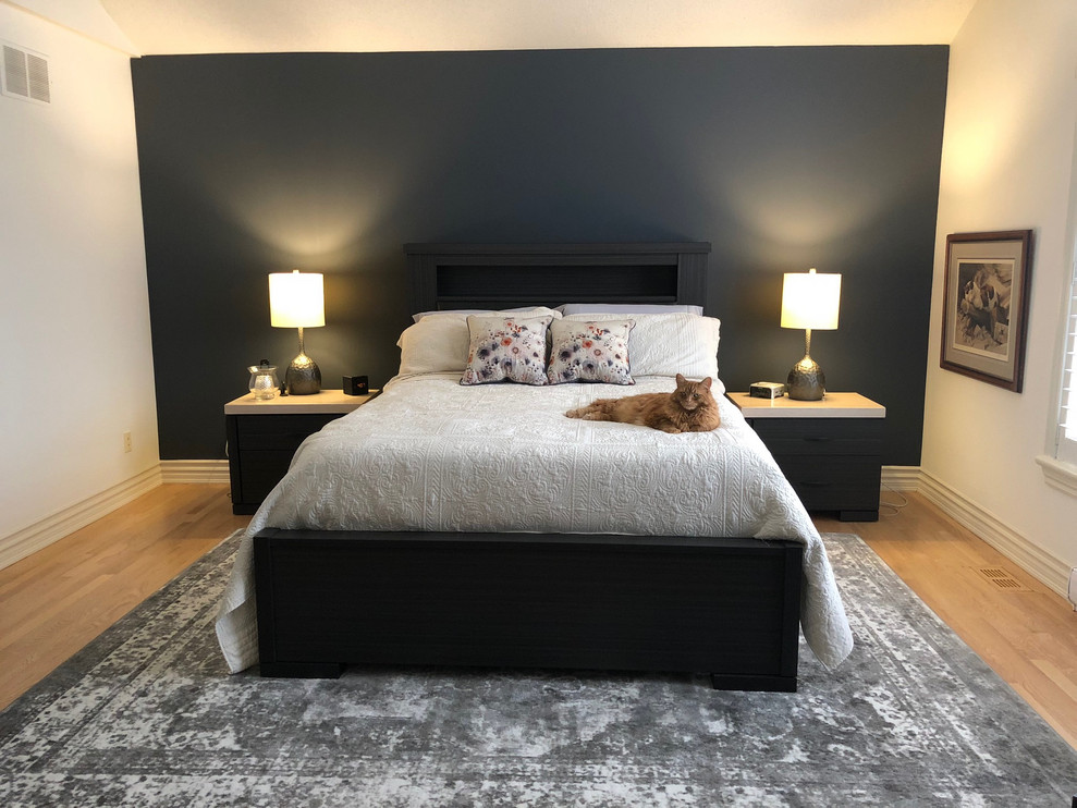 Свежая идея для дизайна: хозяйская спальня в стиле неоклассика (современная классика) с серыми стенами и светлым паркетным полом - отличное фото интерьера