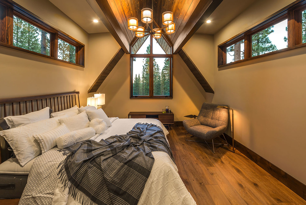 Imagen de dormitorio rústico sin chimenea con paredes beige y suelo de madera en tonos medios