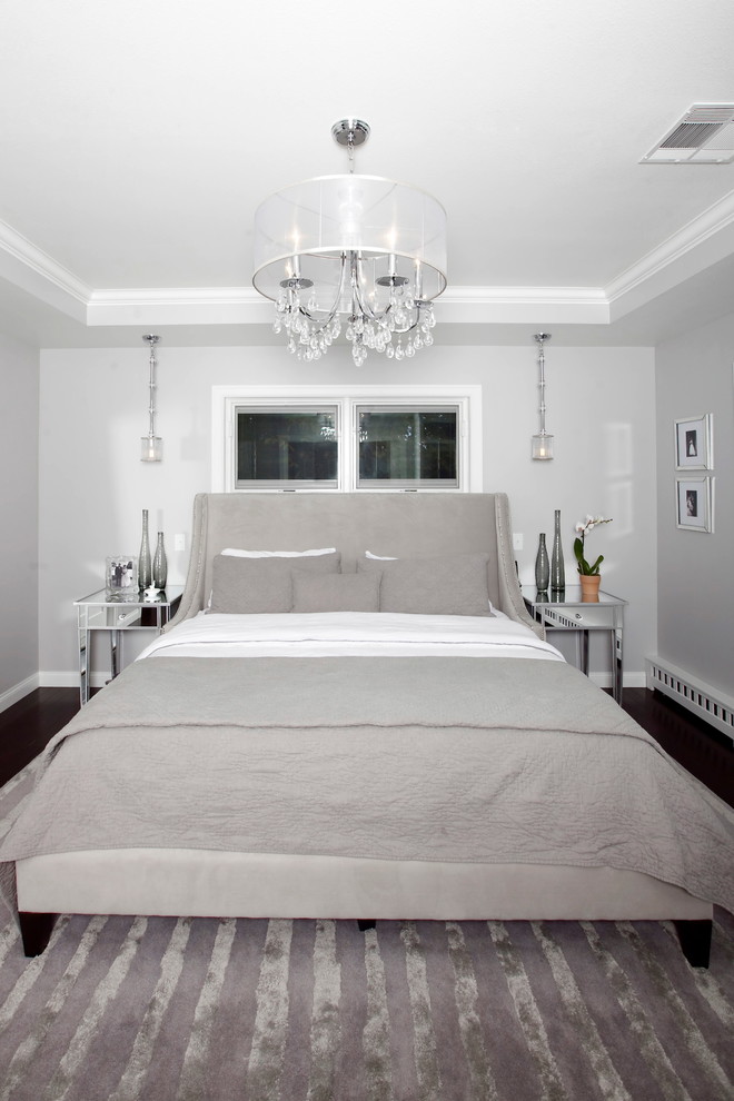 Идея дизайна: хозяйская спальня в стиле модернизм с серыми стенами и темным паркетным полом