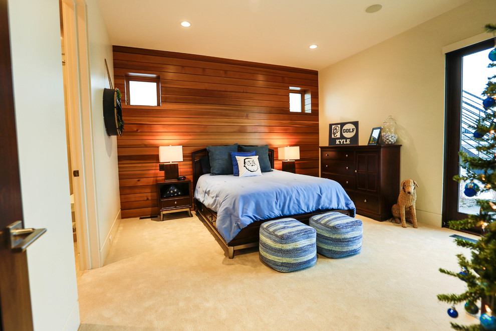 Пример оригинального дизайна: гостевая спальня среднего размера, (комната для гостей) в современном стиле с бежевыми стенами и ковровым покрытием без камина
