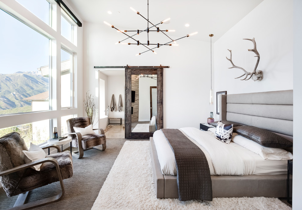 Стильный дизайн: хозяйская спальня в стиле рустика с белыми стенами и ковровым покрытием - последний тренд