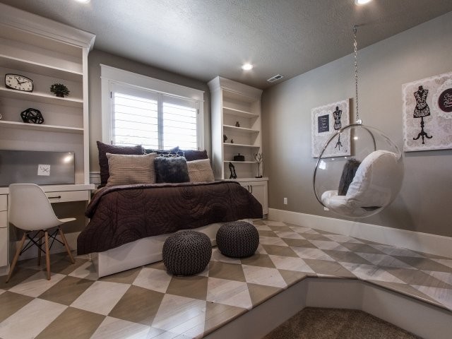 Cette image montre une petite chambre d'amis design avec un mur gris, parquet peint et aucune cheminée.