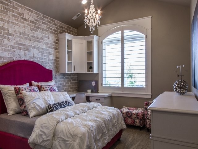 Foto de habitación de invitados clásica renovada pequeña sin chimenea con paredes grises y moqueta