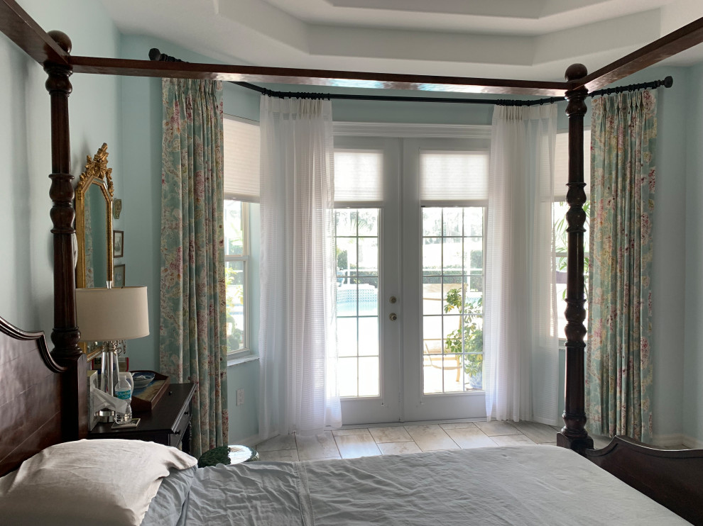 На фото: большая хозяйская спальня в классическом стиле с серыми стенами, полом из керамогранита и бежевым полом без камина с
