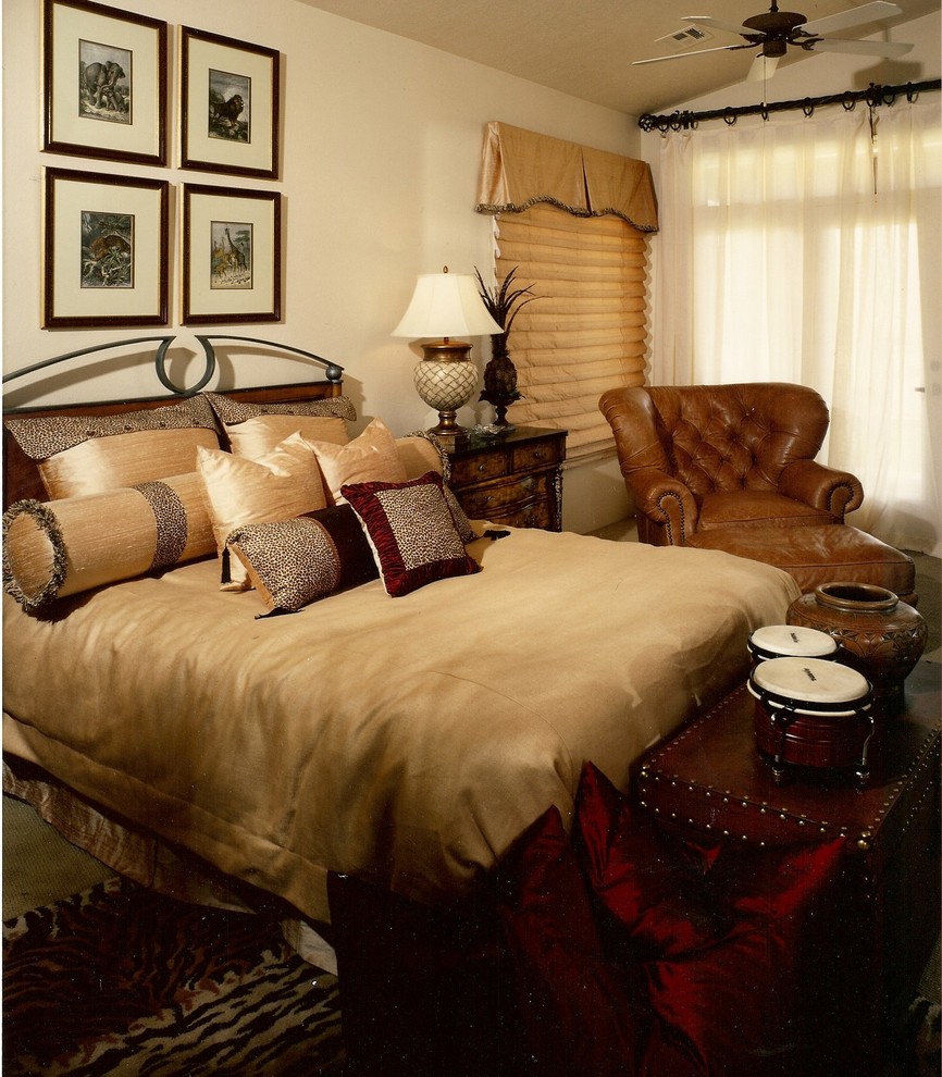 На фото: хозяйская спальня в классическом стиле с