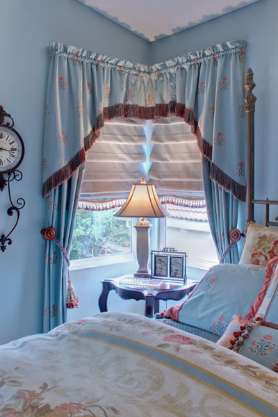 Ejemplo de habitación de invitados romántica de tamaño medio sin chimenea con paredes azules