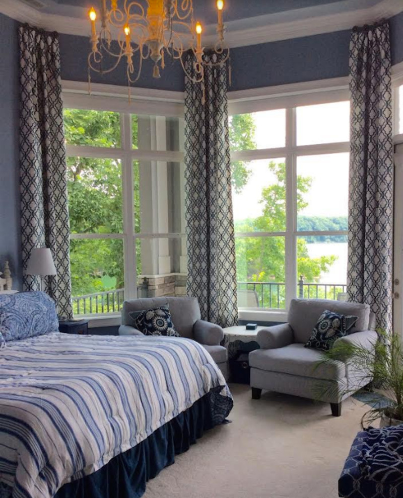 Стильный дизайн: хозяйская спальня среднего размера в стиле неоклассика (современная классика) с серыми стенами, темным паркетным полом и серым полом - последний тренд