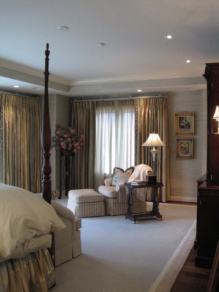 Идея дизайна: хозяйская спальня среднего размера в классическом стиле с серыми стенами, темным паркетным полом и коричневым полом