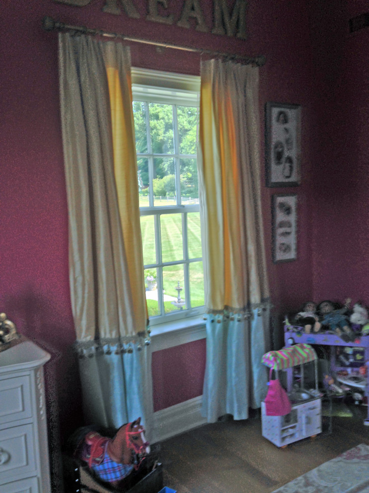 На фото: гостевая спальня среднего размера, (комната для гостей) в стиле шебби-шик с розовыми стенами, светлым паркетным полом и коричневым полом без камина