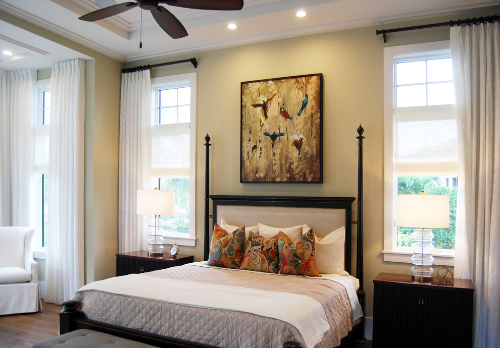 Immagine di una camera da letto contemporanea di medie dimensioni con pareti beige e parquet chiaro
