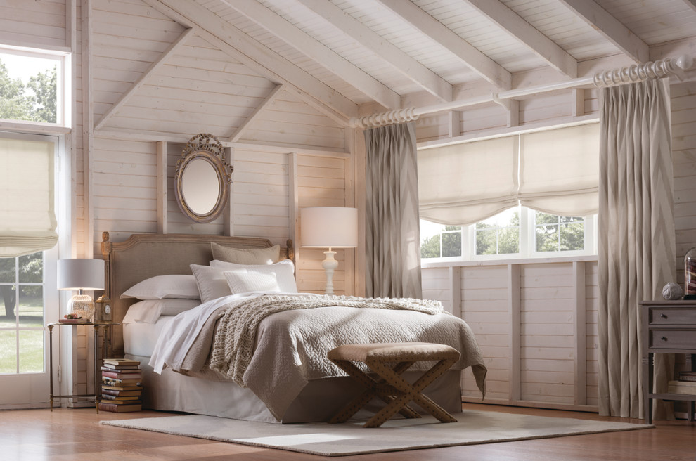 Exemple d'une grande chambre d'amis chic avec un mur blanc et un sol en bois brun.