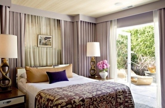 На фото: большая хозяйская спальня в стиле неоклассика (современная классика) с фиолетовыми стенами и ковровым покрытием без камина