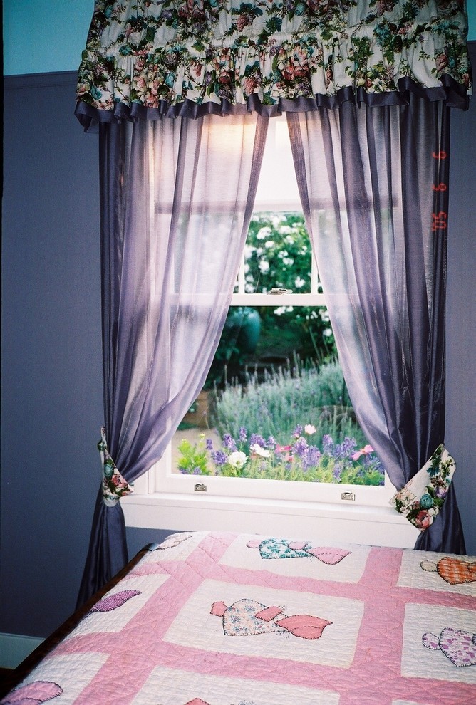 Idée de décoration pour une chambre d'amis champêtre de taille moyenne avec un mur violet.