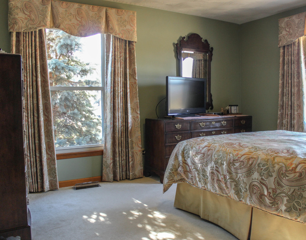 Идея дизайна: хозяйская спальня среднего размера в современном стиле с зелеными стенами и ковровым покрытием без камина