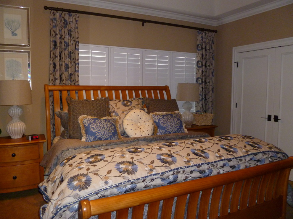 На фото: гостевая спальня среднего размера, (комната для гостей) в стиле неоклассика (современная классика) с бежевыми стенами и ковровым покрытием с