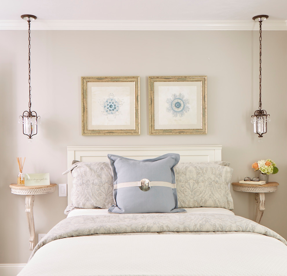 Imagen de dormitorio marinero de tamaño medio sin chimenea con paredes beige, suelo de madera en tonos medios y suelo marrón