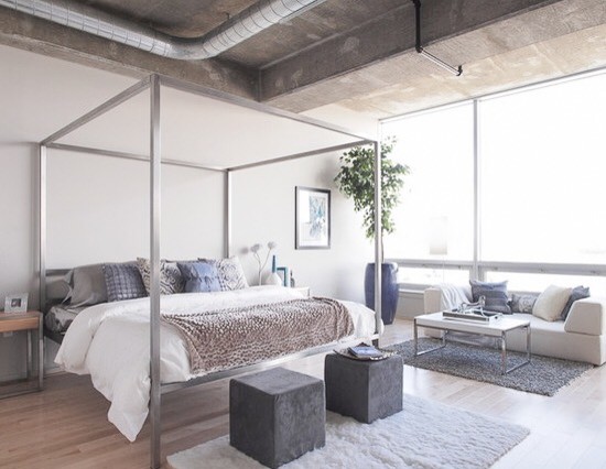 Свежая идея для дизайна: большая хозяйская спальня в современном стиле с белыми стенами, полом из бамбука, стандартным камином, фасадом камина из бетона и коричневым полом - отличное фото интерьера