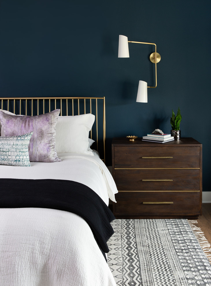 Свежая идея для дизайна: хозяйская спальня среднего размера в современном стиле с синими стенами, темным паркетным полом и коричневым полом без камина - отличное фото интерьера