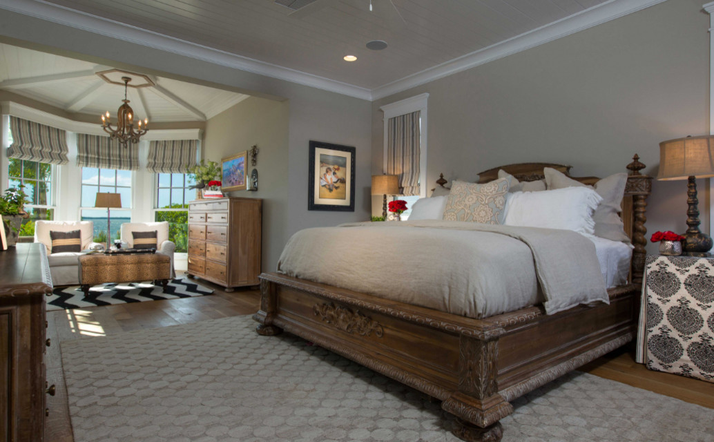 Großes Klassisches Hauptschlafzimmer ohne Kamin mit beiger Wandfarbe, braunem Holzboden, braunem Boden und Holzdielendecke in Tampa