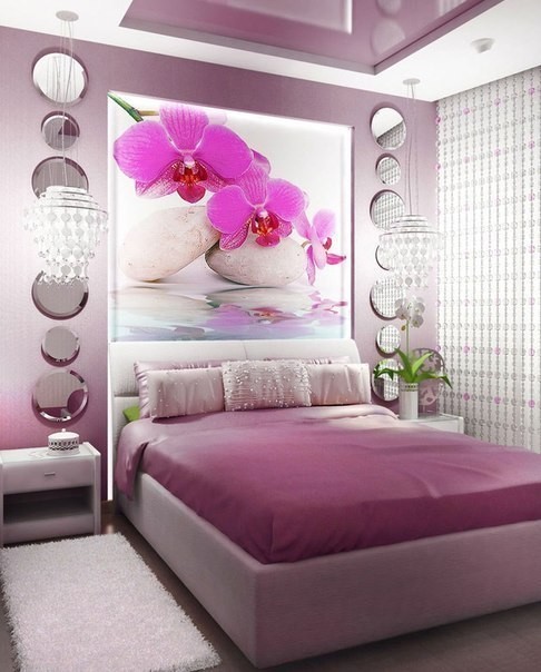 Imagen de dormitorio contemporáneo con moqueta y paredes púrpuras