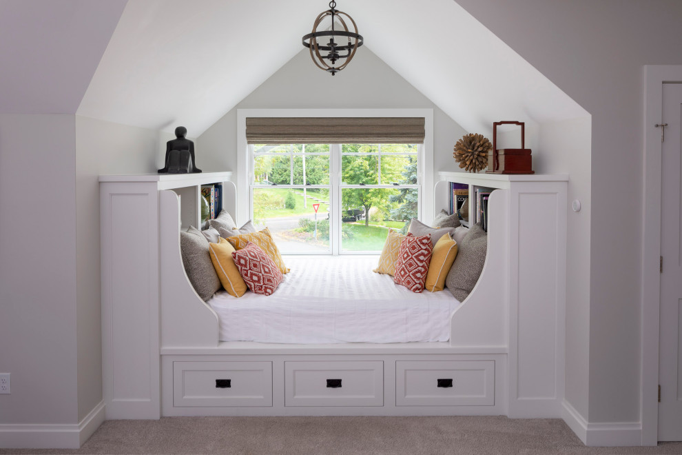 Идея дизайна: спальня среднего размера в стиле неоклассика (современная классика) с серыми стенами, ковровым покрытием и серым полом
