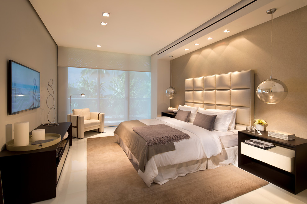 Bedroom - contemporary bedroom idea in Miami with gray walls and no fireplace