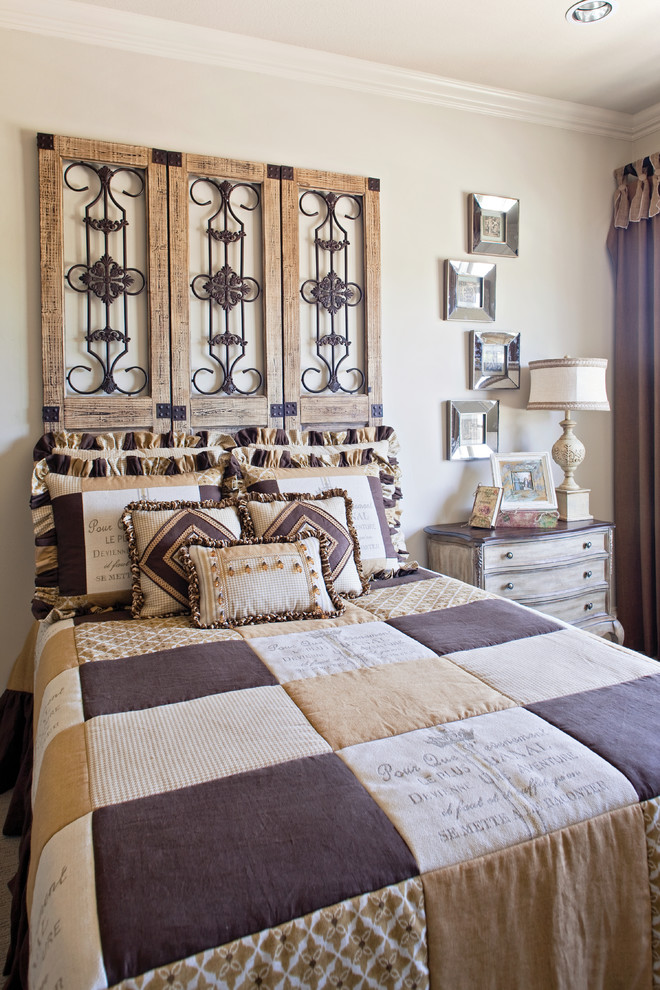 Bedroom - traditional guest carpeted and beige floor bedroom idea in Dallas with beige walls