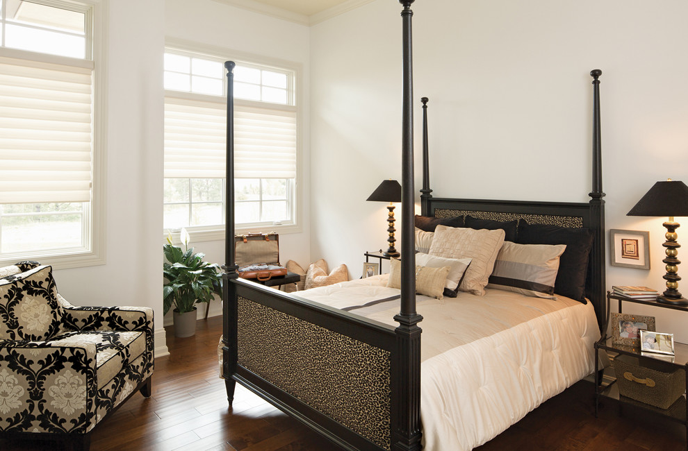 Modernes Schlafzimmer ohne Kamin mit weißer Wandfarbe und dunklem Holzboden in Indianapolis