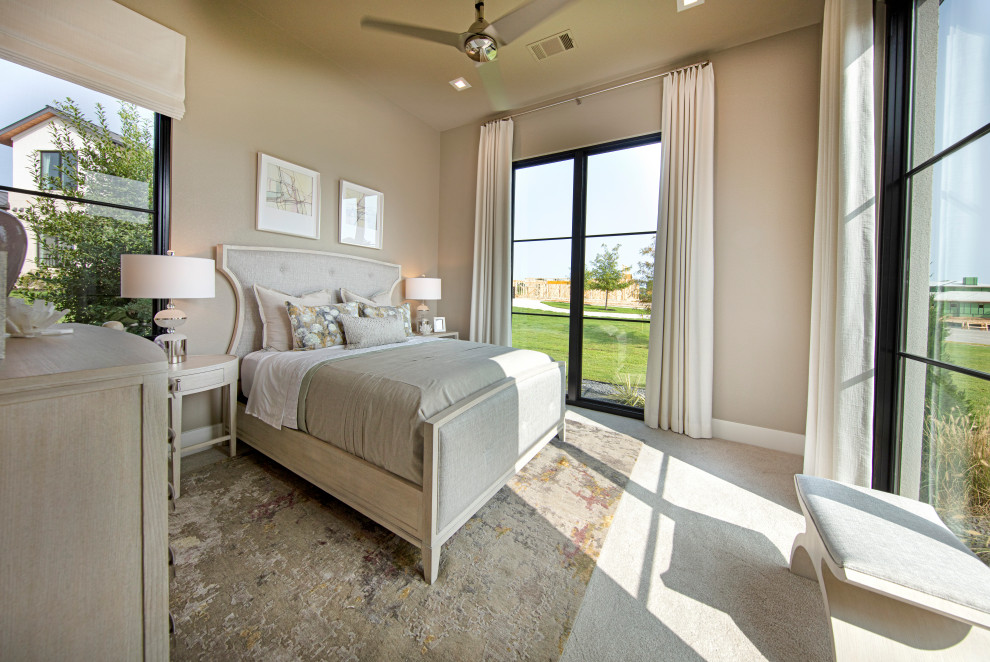 Imagen de habitación de invitados contemporánea de tamaño medio con paredes rosas, moqueta y suelo beige